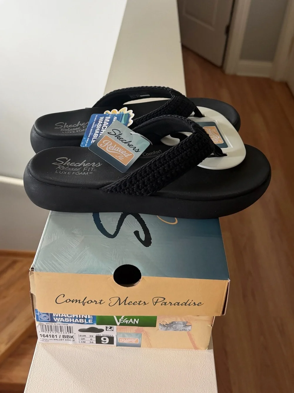 Brand new”Skechers”(California Comfort)women’s sneakers.Size-9,color-black.🖤